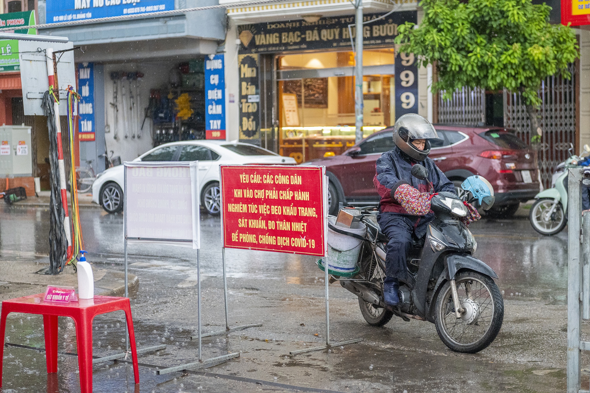 Phong toa khu vuc xuat hien ca tai duong tinh voi nCoV o Quang Ninh anh 4