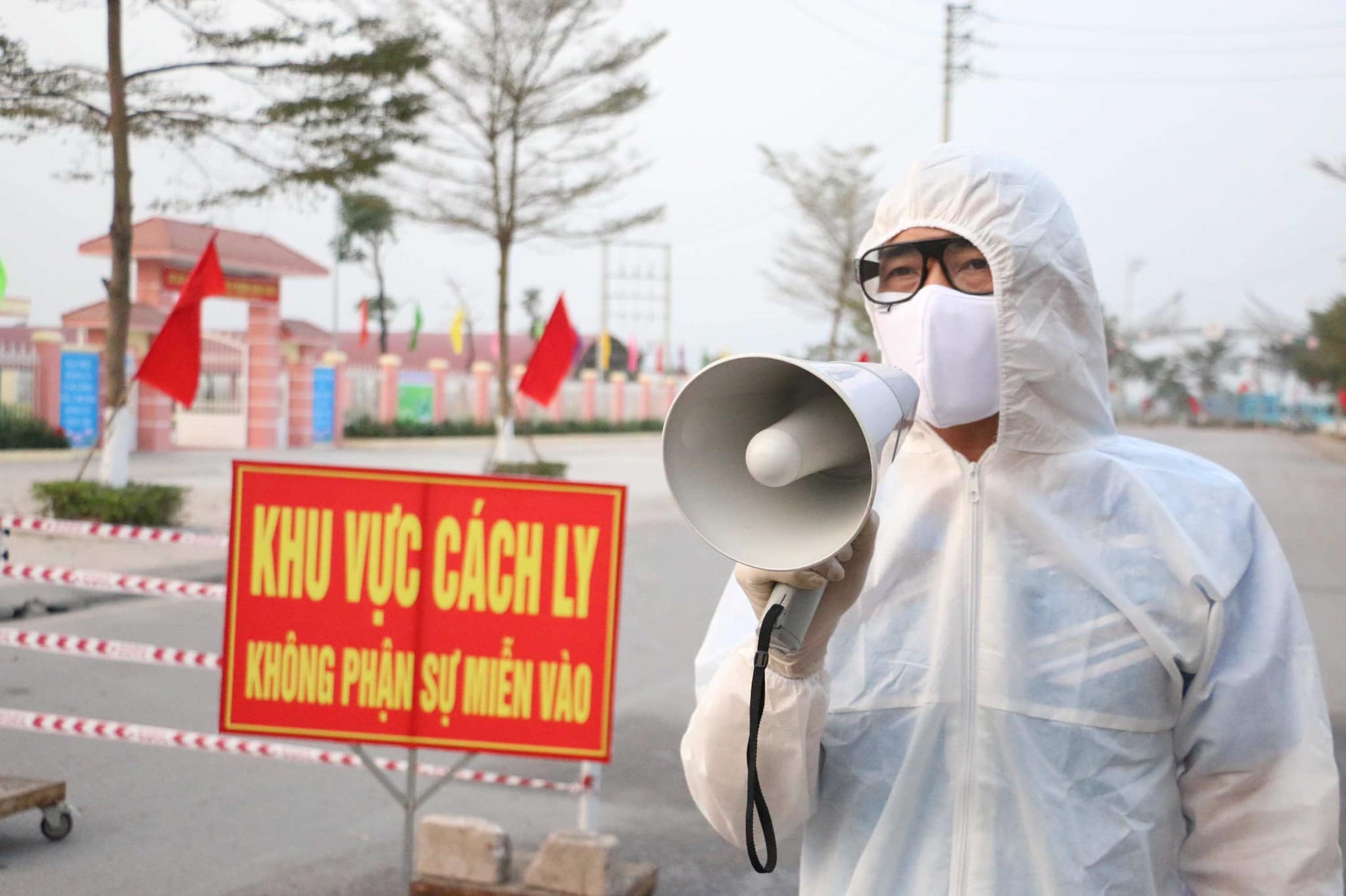 Chu tich Quang Ninh de nghi nguoi dan khong ra duong sau 23h hinh anh