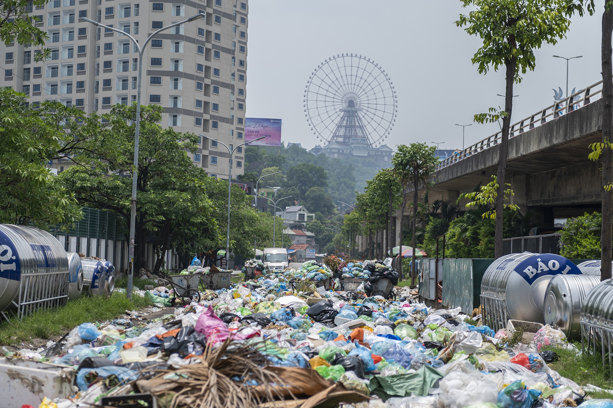 Rac thai bua vay nhieu tuyen pho o Ha Long anh 1