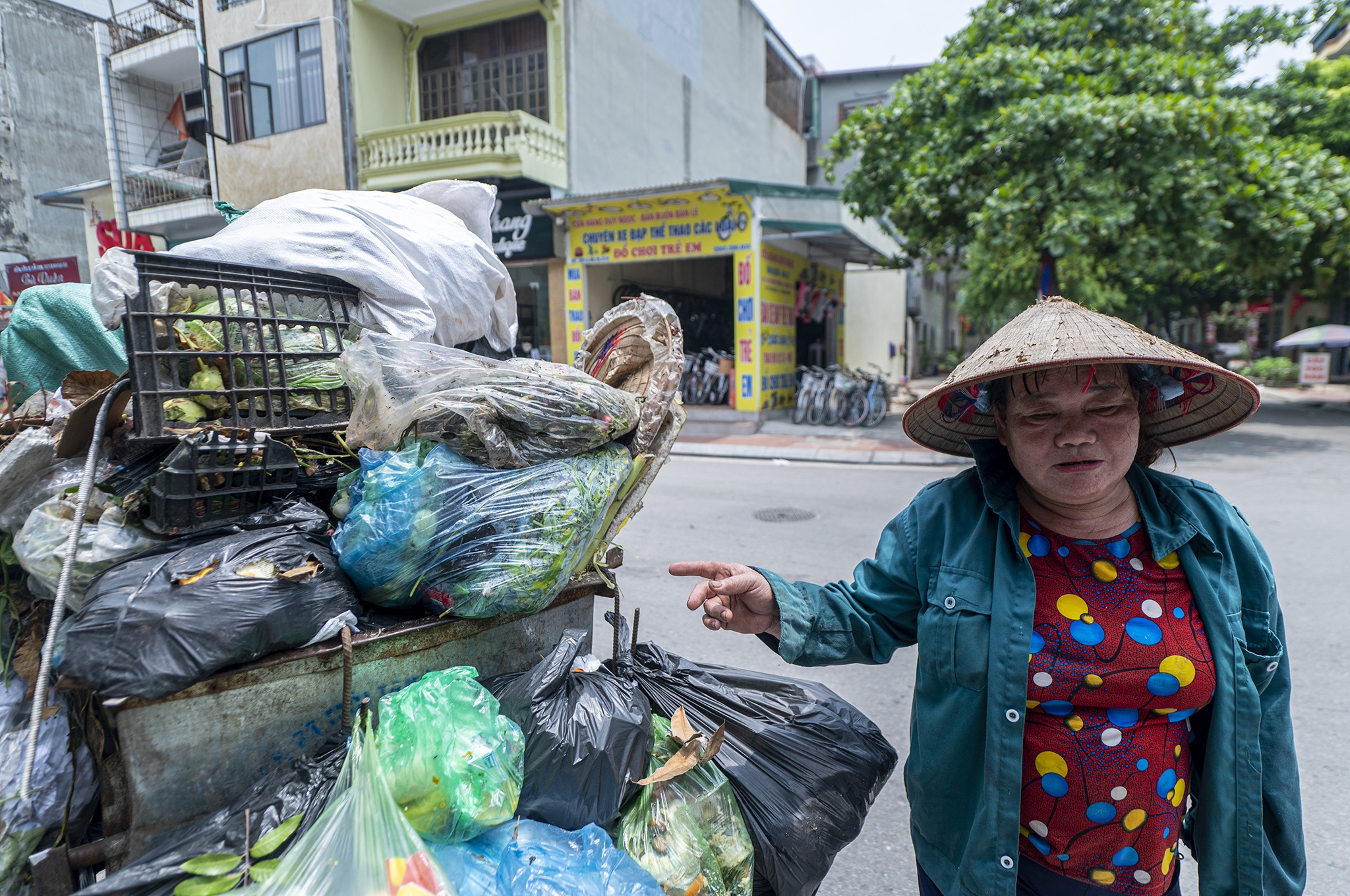 Rac thai bua vay nhieu tuyen pho o Ha Long anh 7