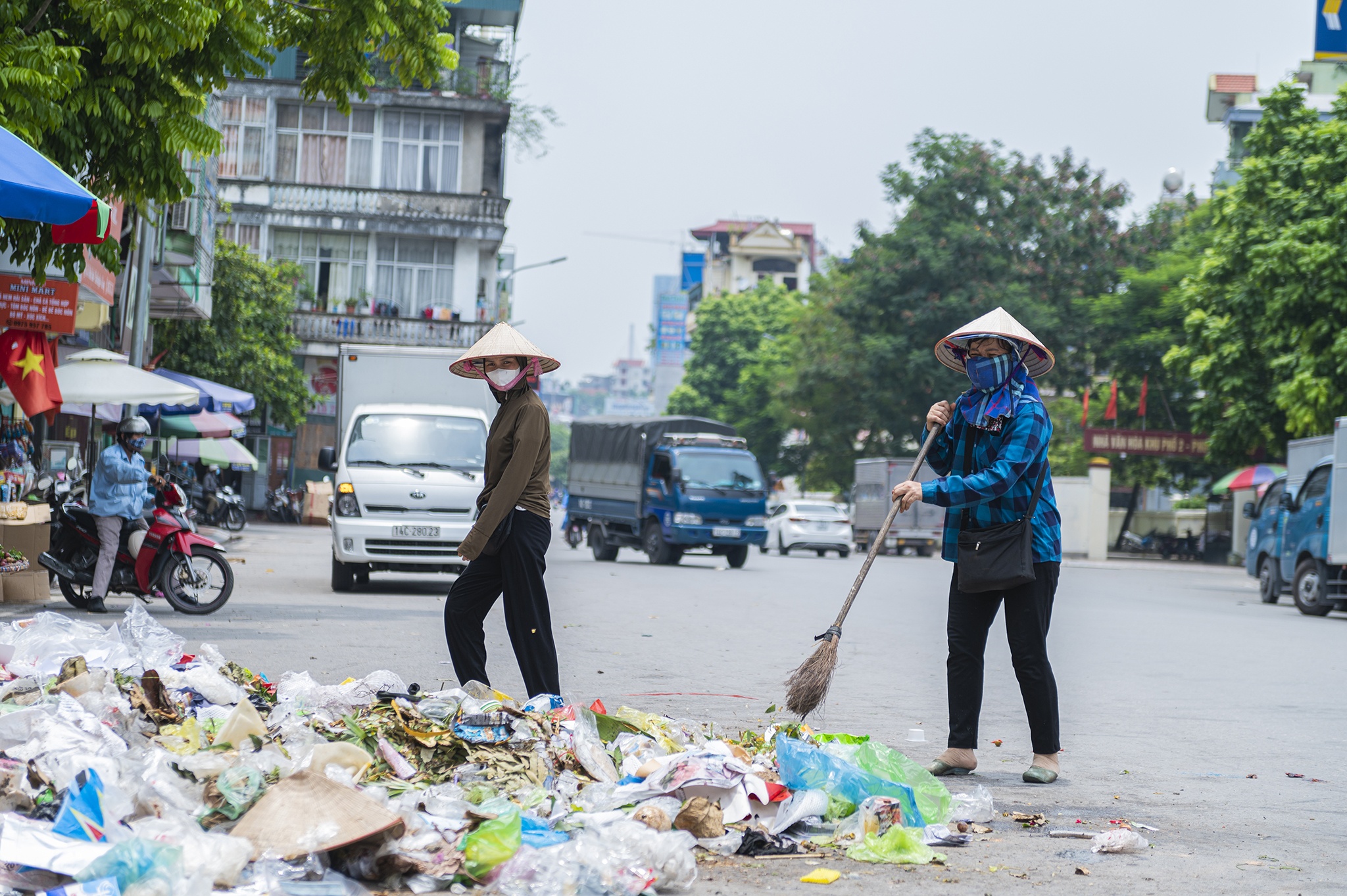 Rac thai bua vay nhieu tuyen pho o Ha Long anh 10
