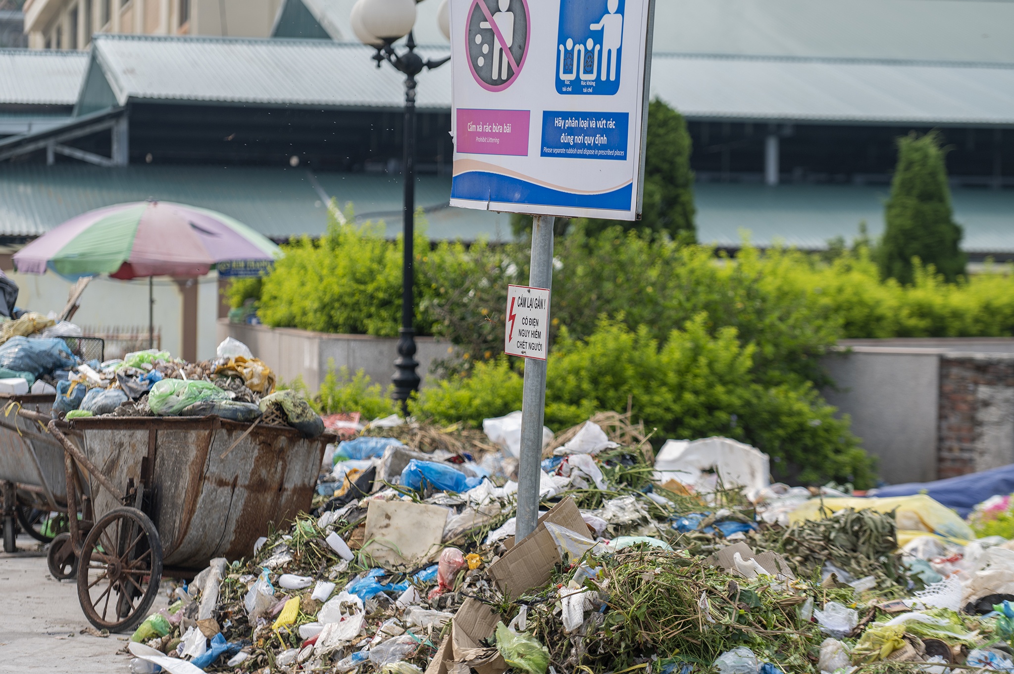 Rac thai bua vay nhieu tuyen pho o Ha Long anh 11