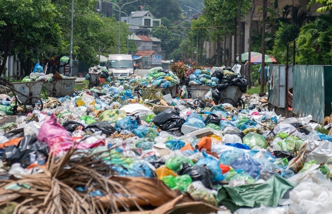 Van chuyen rac thai un u ra khoi trung tam TP Ha Long hinh anh