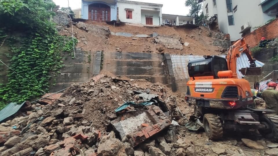 4 nguoi bi vui lap luc rang sang hinh anh