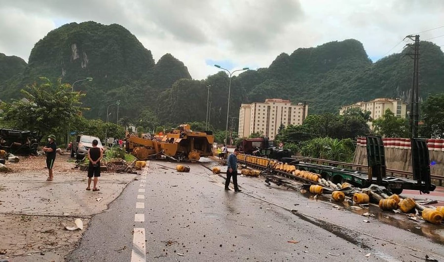 Xe dau keo gay tai nan lien hoan khi xuong doc anh 1