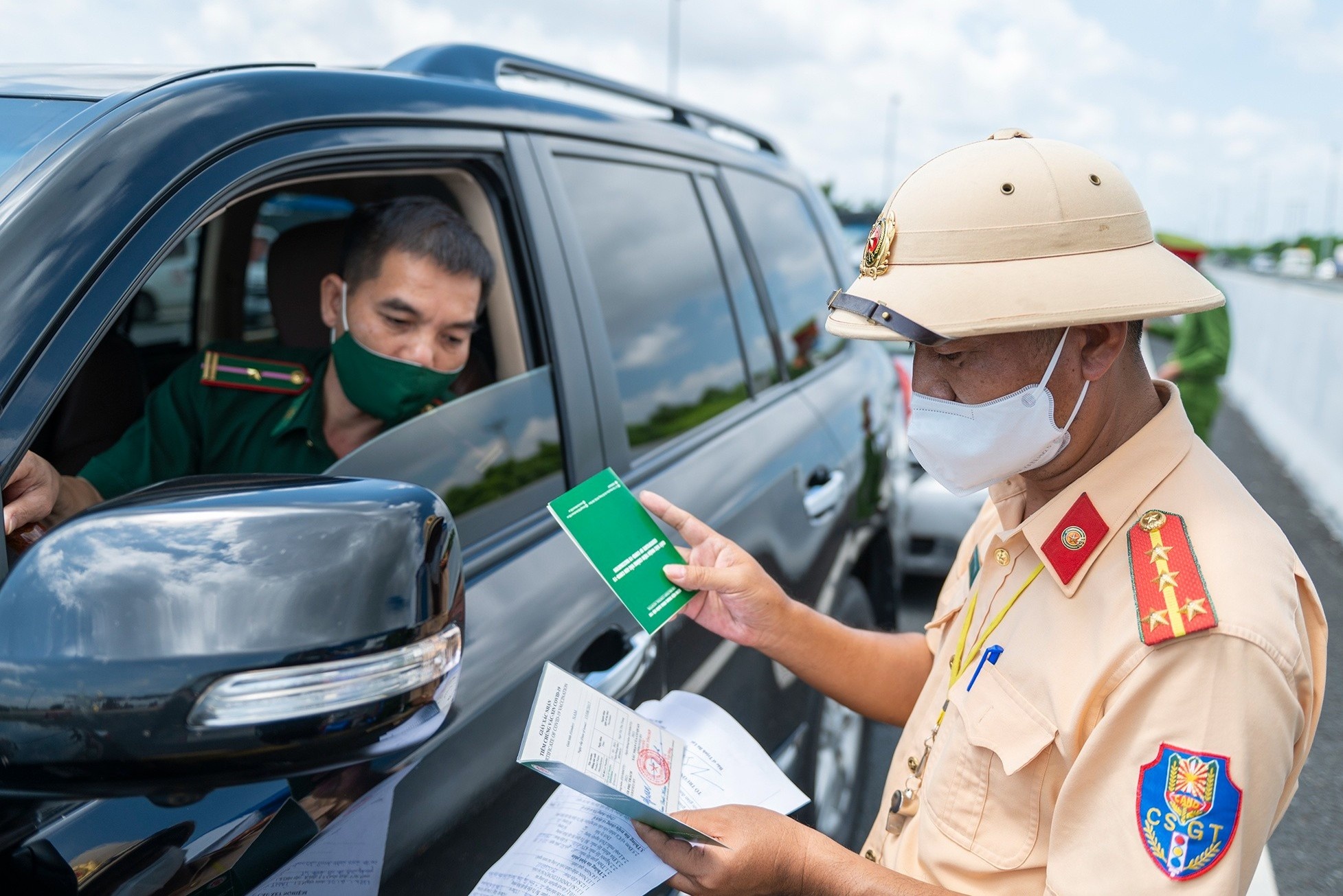 Chua tiem 2 mui vaccine, nhieu nguoi phai quay dau khi den Quang Ninh hinh anh