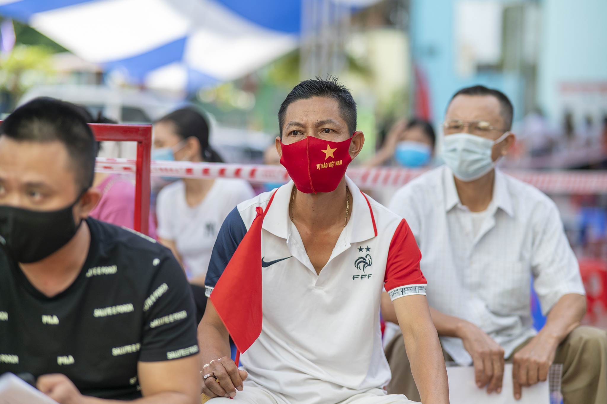 Nguoi dan Quang Ninh tuan thu xep hang cho tiem vaccine ngua Covid-19 hinh anh