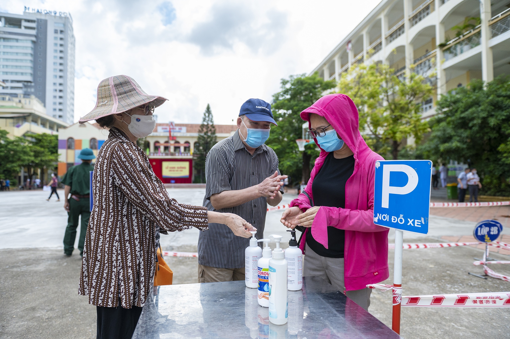 Nguoi dan cam co cho tiem vaccine ngua Covid-19 anh 8