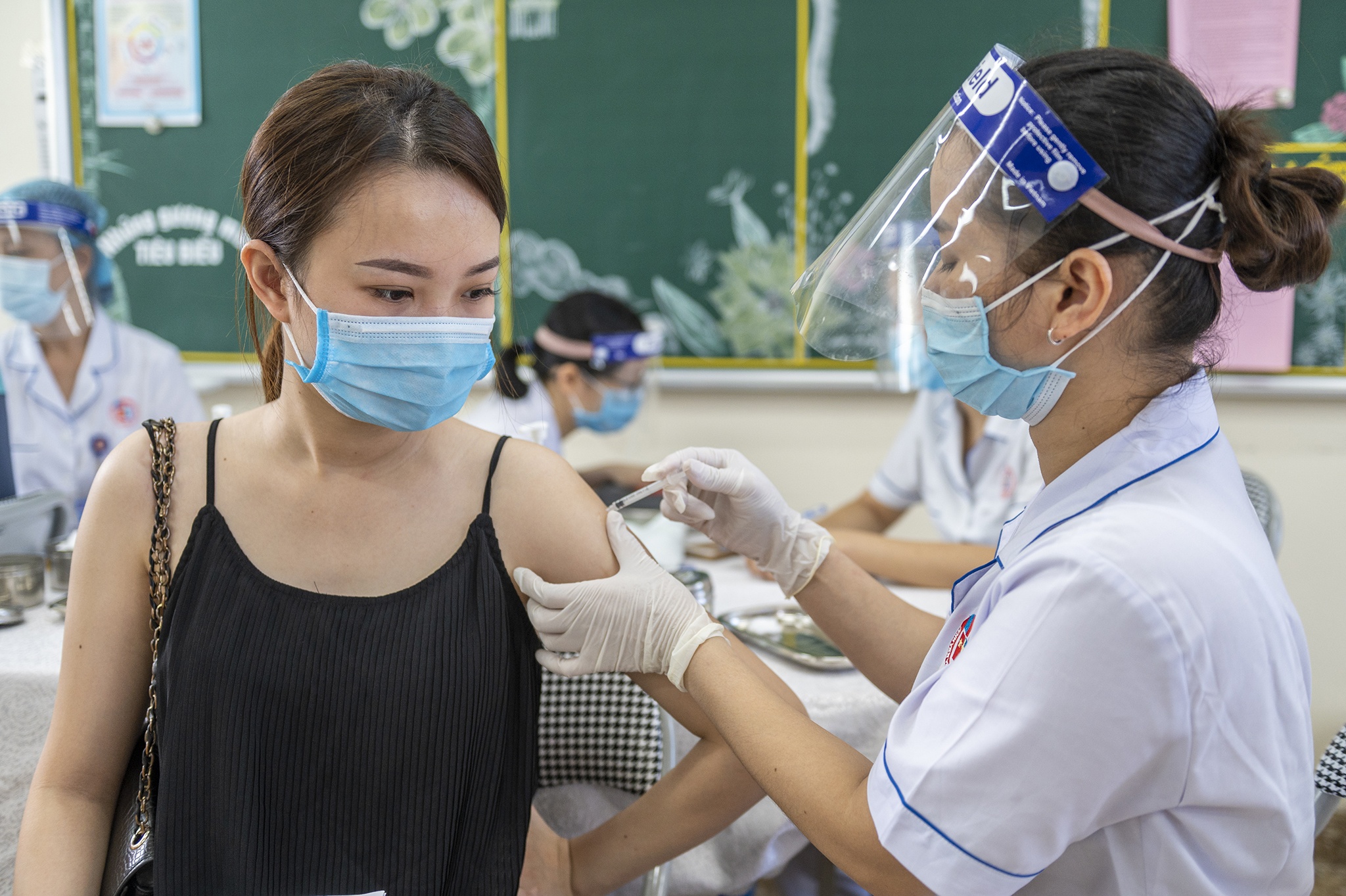 Nguoi dan cam co cho tiem vaccine ngua Covid-19 anh 1