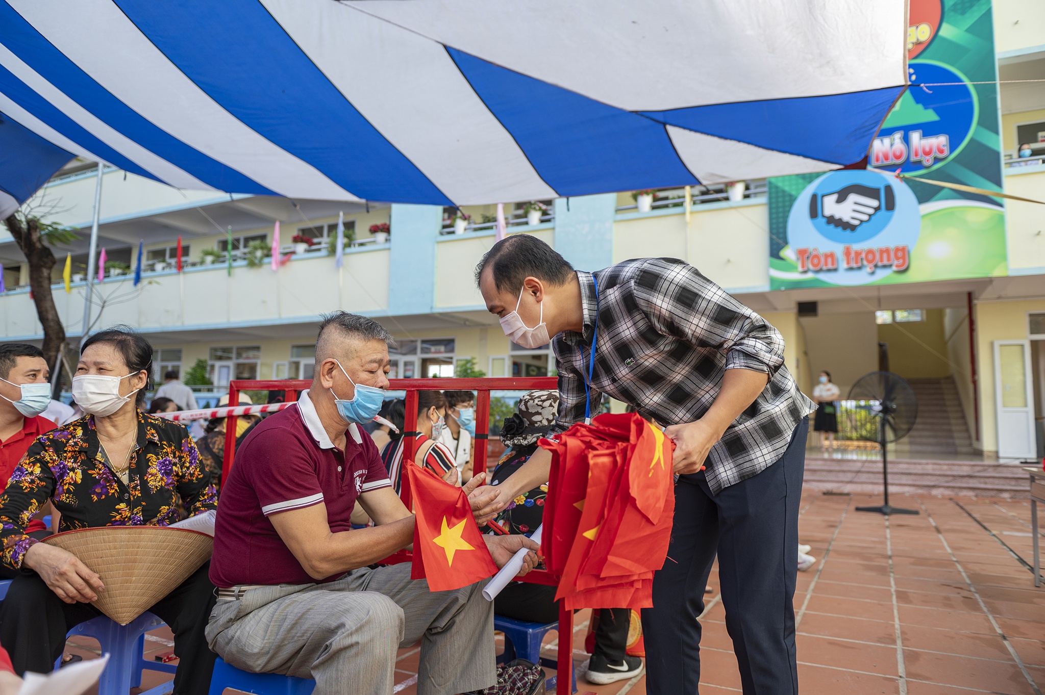 Nguoi dan cam co cho tiem vaccine ngua Covid-19 anh 5