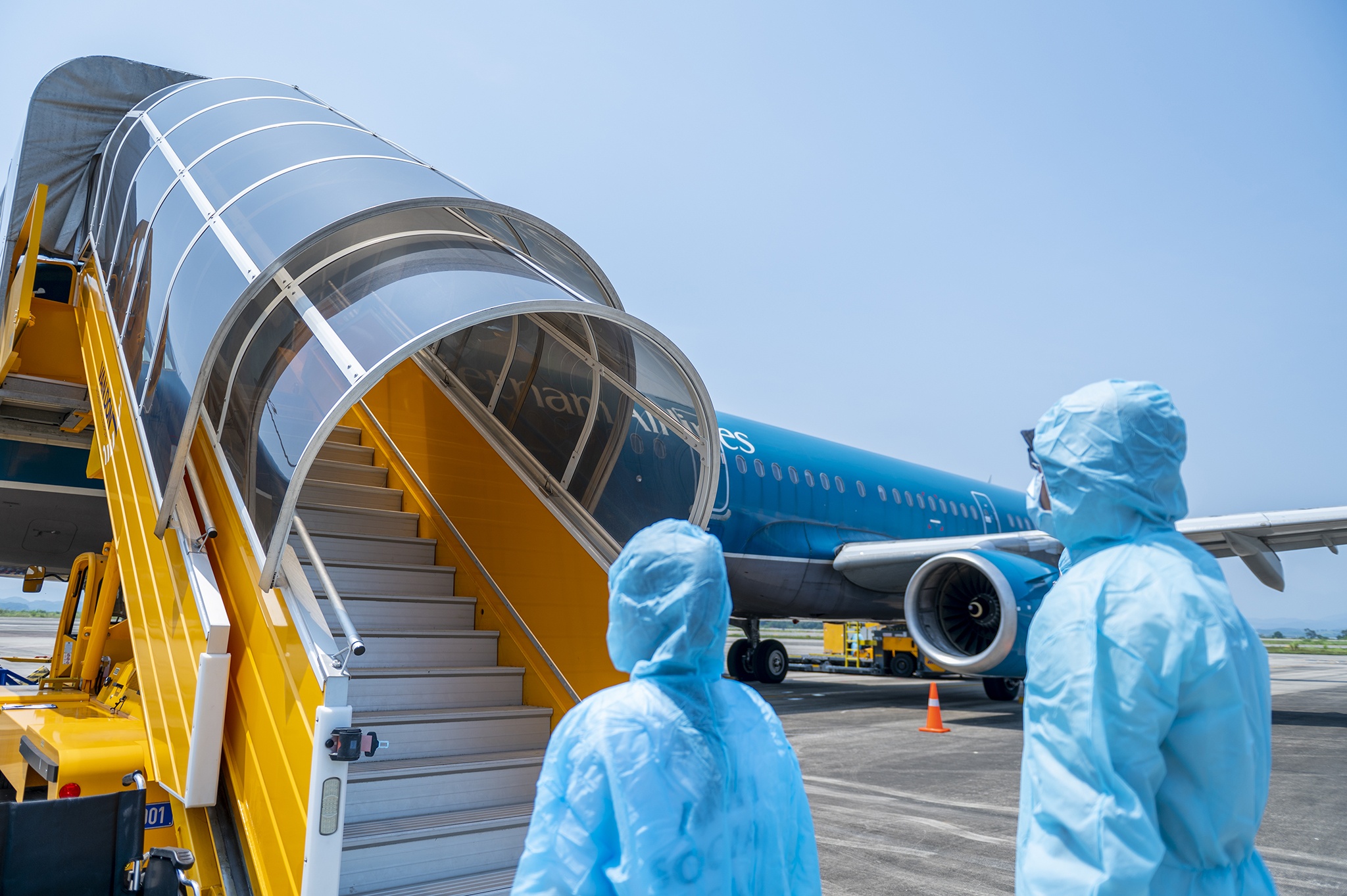 San bay Van Don don gan 345 khach 'ho chieu vaccine' tro ve tu My anh 2