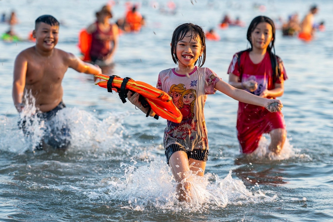 Bai bien Ha Long dong duc ngay dau mo cua tro lai hinh anh