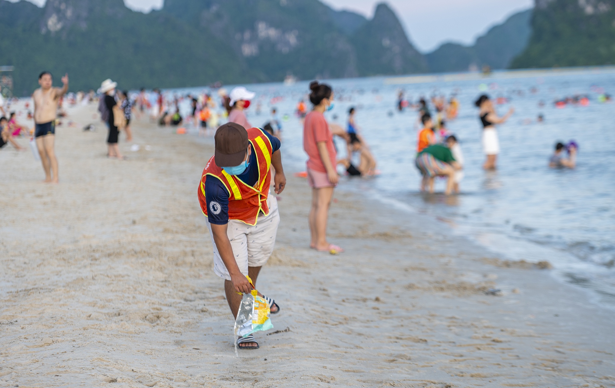 Bai bien Ha Long dong nghit nguoi anh 9