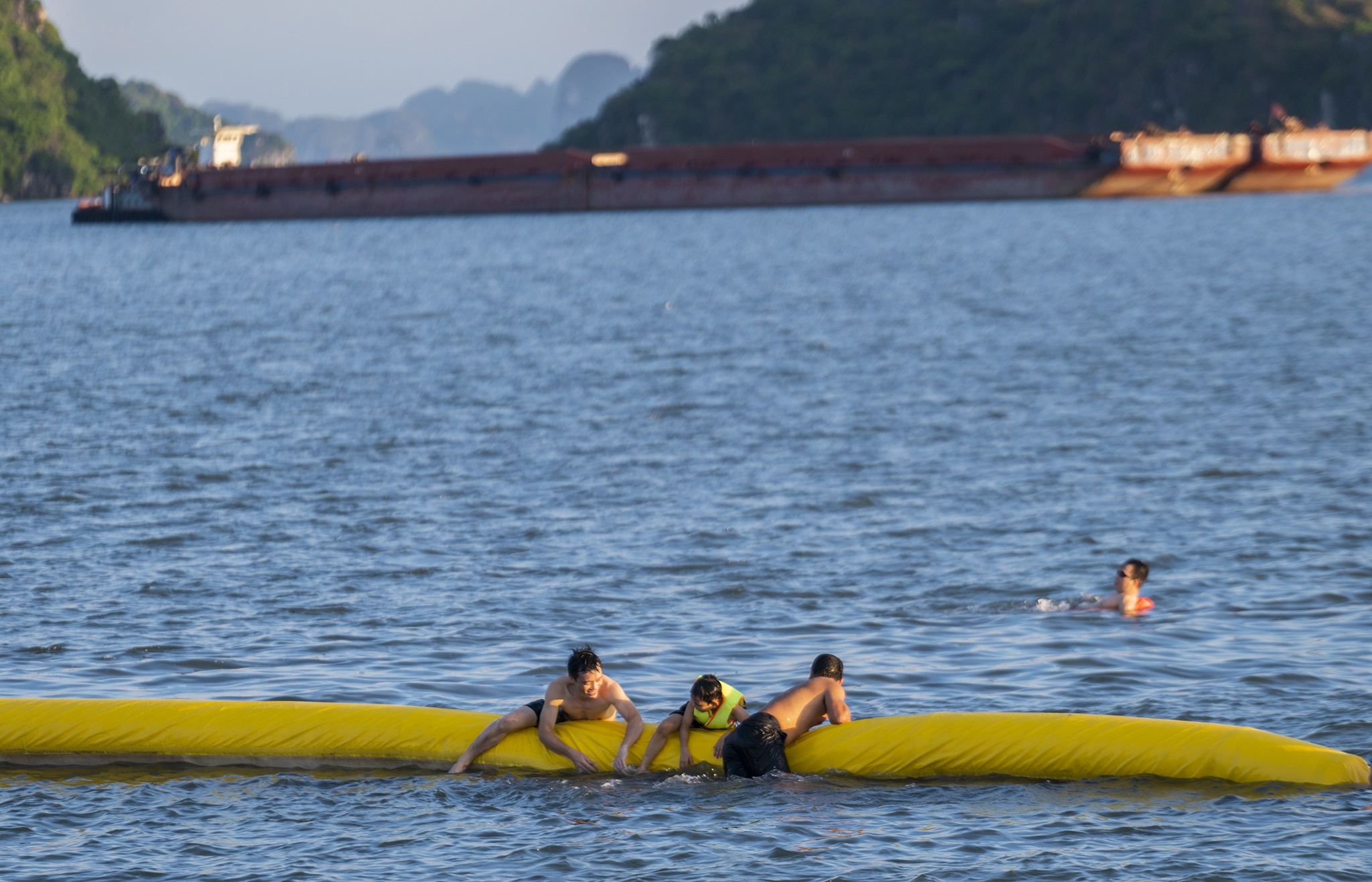 Bai bien Ha Long dong nghit nguoi anh 7