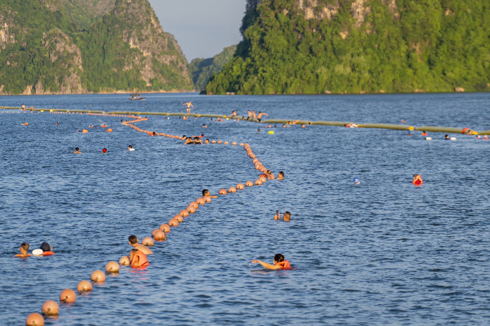 Bai bien Ha Long dong nghit nguoi anh 6