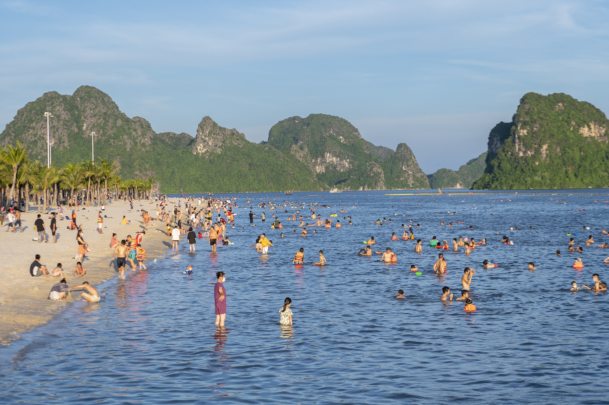 Bai bien Ha Long dong nghit nguoi anh 1