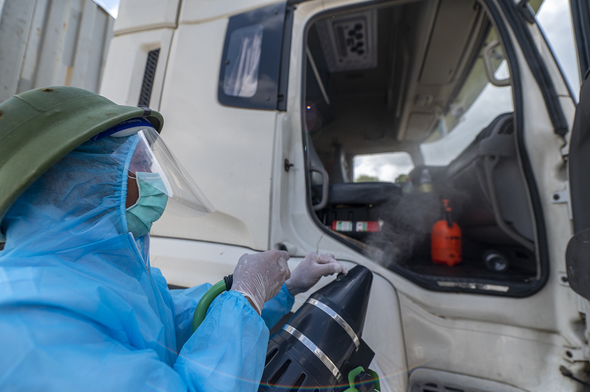 Lay mau xet nghiem SARS-CoV-2 cho thanh long truoc khi xuat khau hinh anh