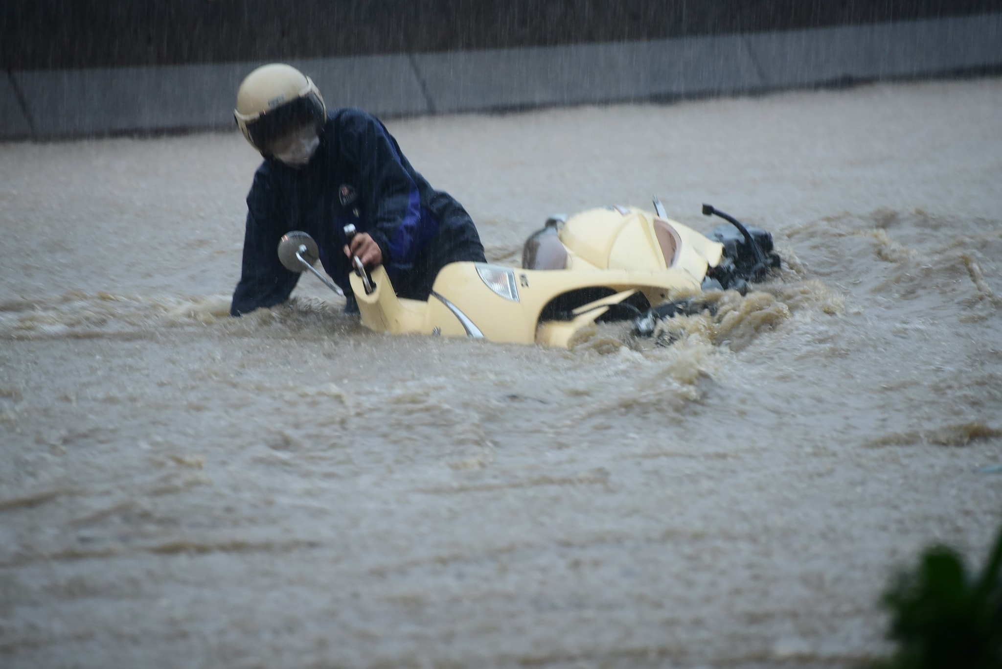 Mua lon khien truong tieu hoc o Quang Ninh bi co lap anh 10