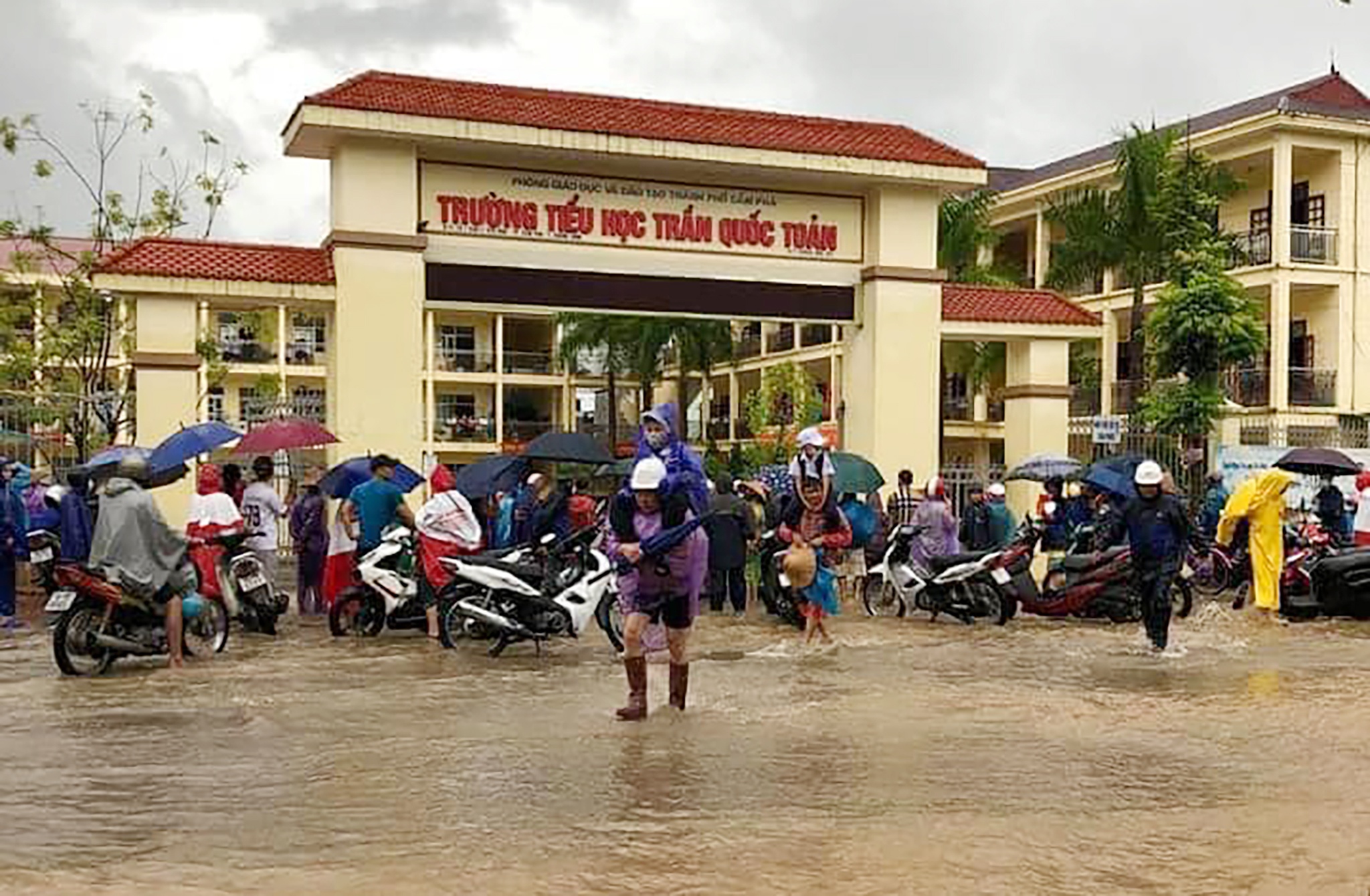 Mua lon khien truong tieu hoc o Quang Ninh bi co lap anh 4