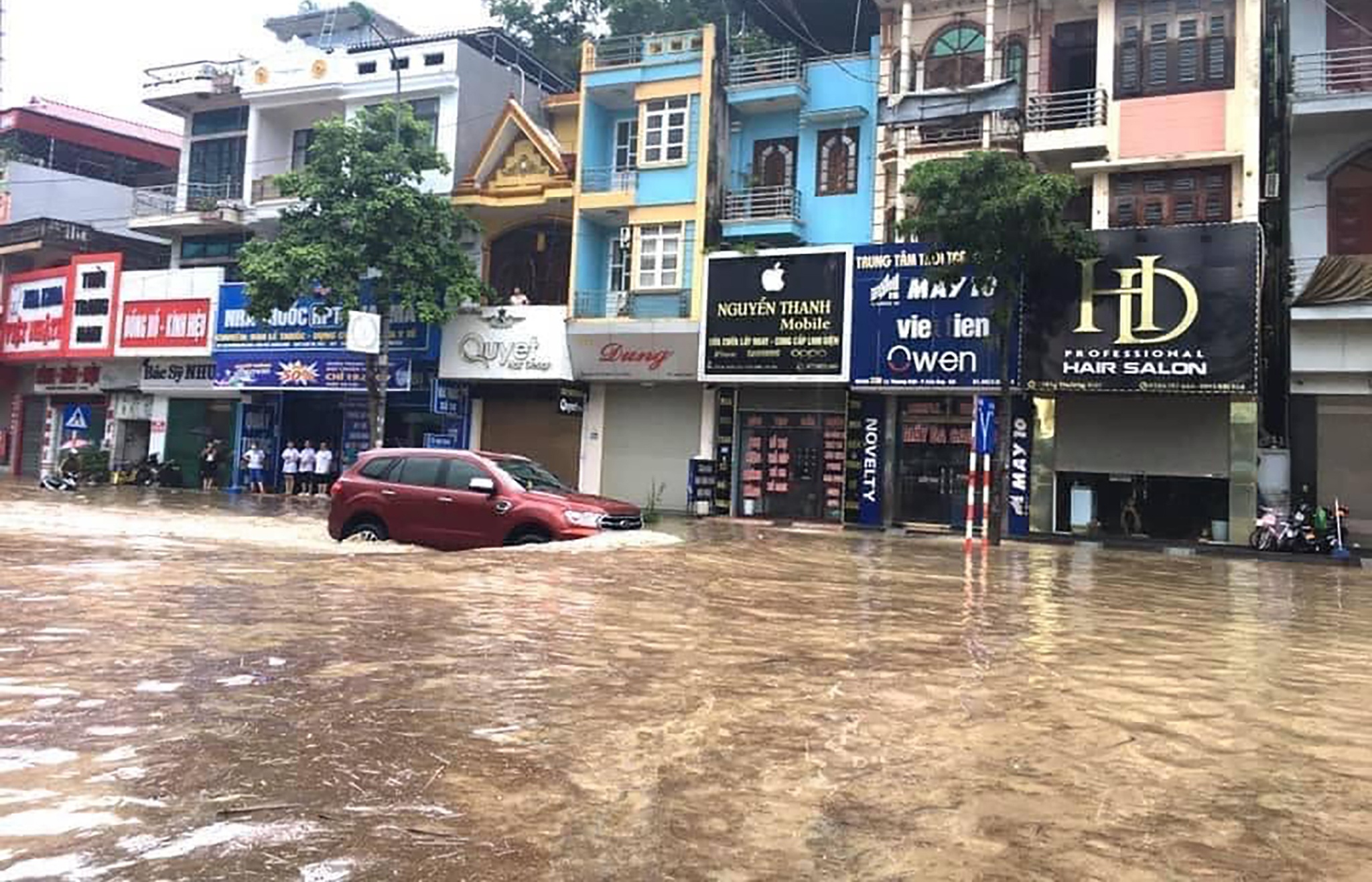 Mua lon khien truong tieu hoc o Quang Ninh bi co lap anh 2