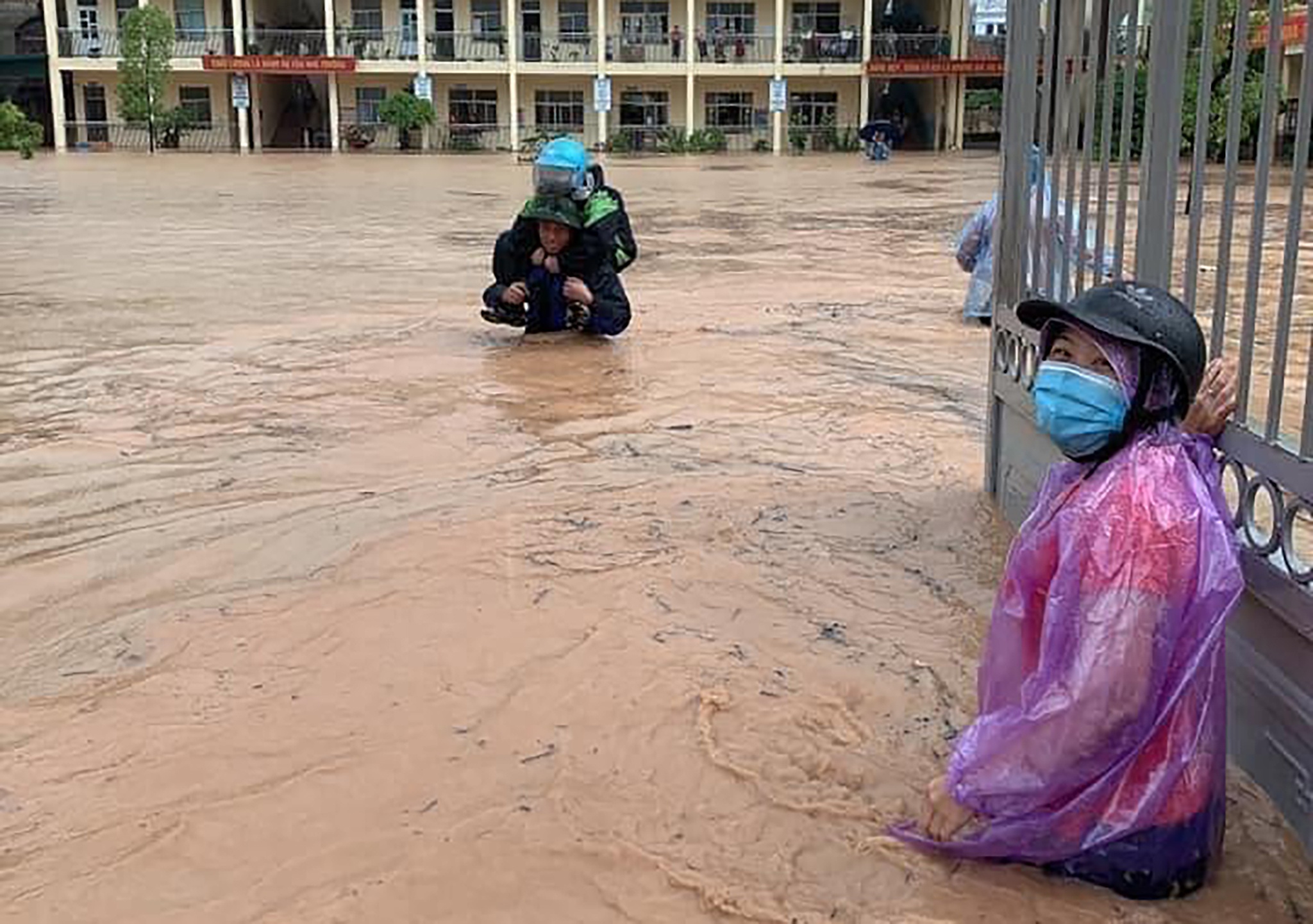 Mua lon khien truong tieu hoc o Quang Ninh bi co lap anh 3