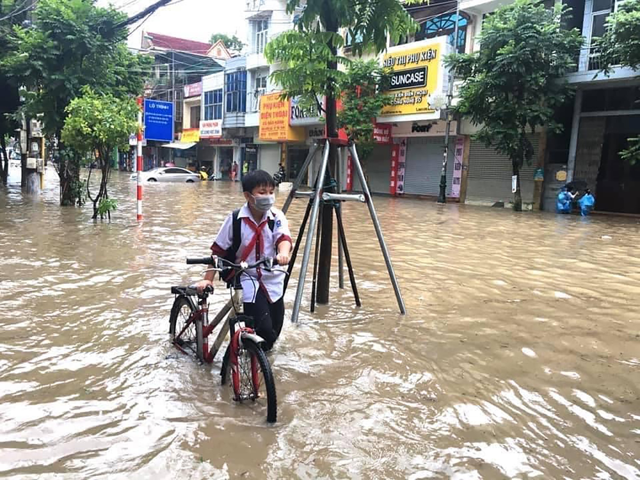 Mua lon khien truong tieu hoc o Quang Ninh bi co lap anh 8