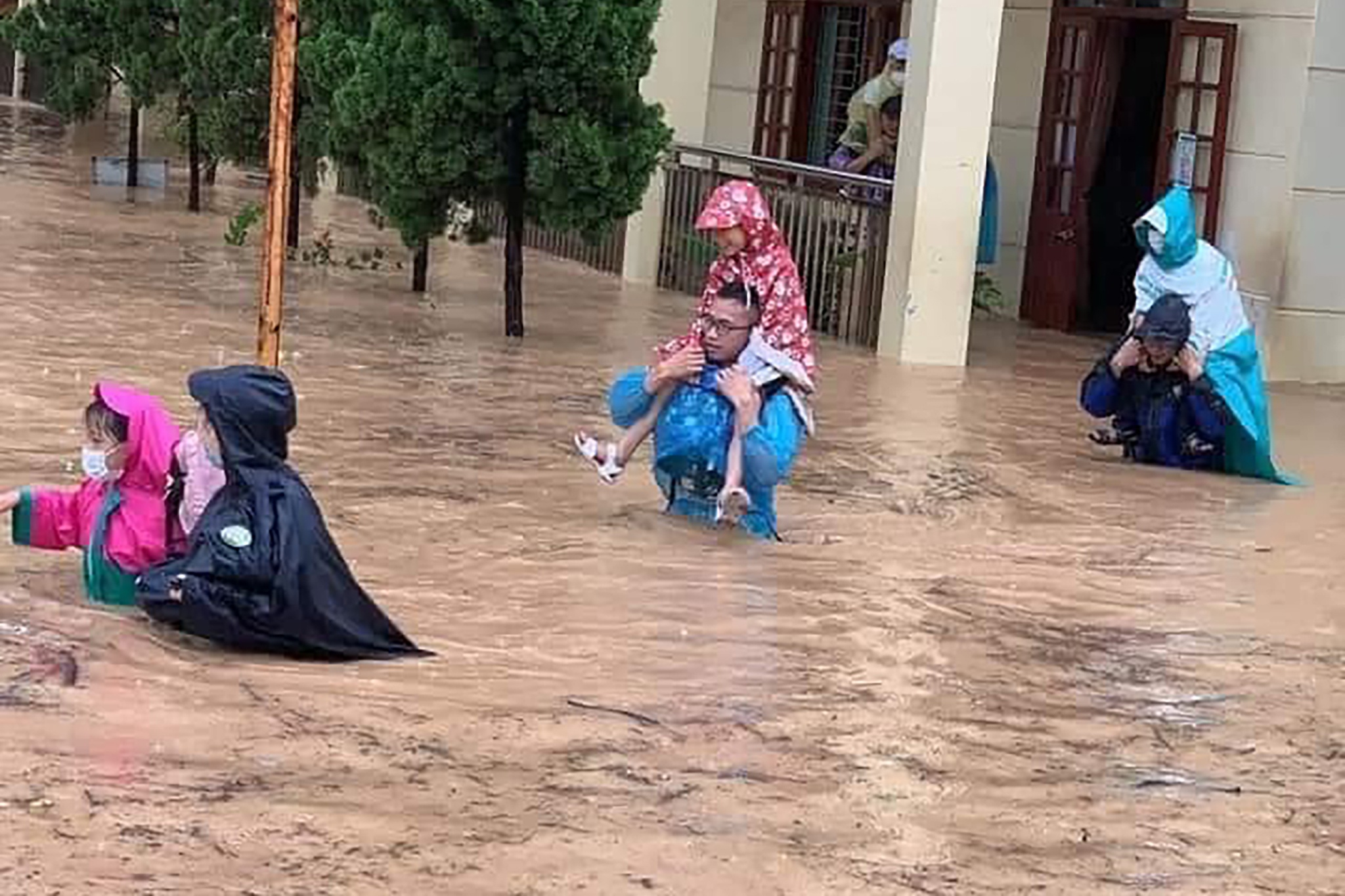 Mua lon khien truong tieu hoc o Quang Ninh bi co lap anh 5