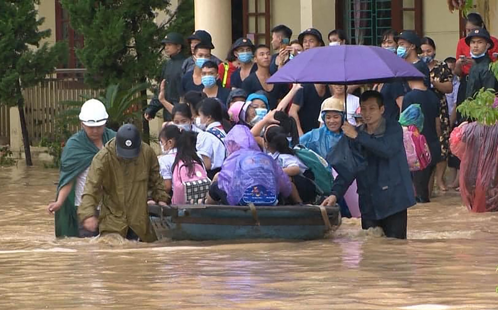 Huy dong quan doi giai cuu hoc sinh sau tran mua ky luc o Quang Ninh hinh anh