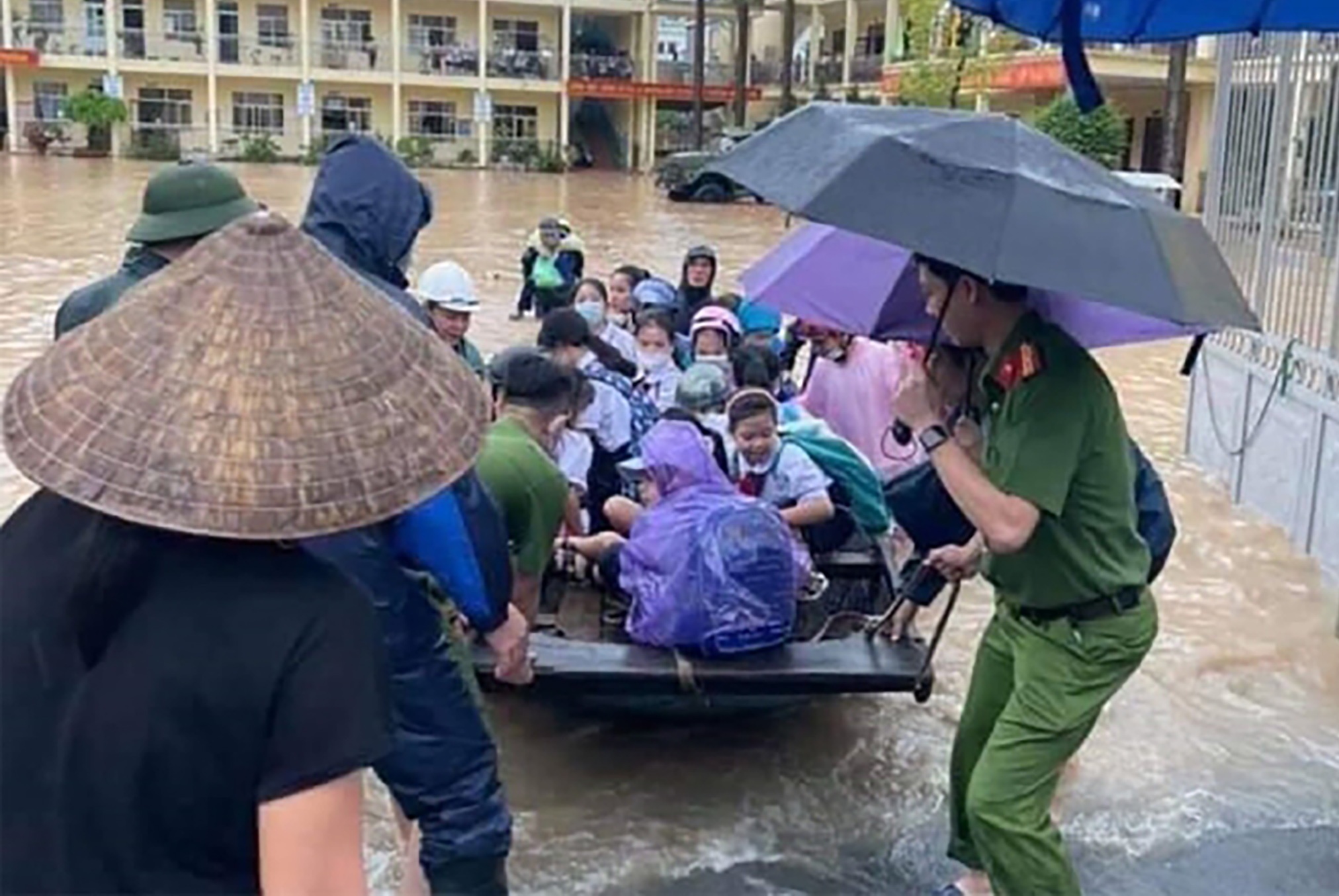 Mua lon khien truong tieu hoc o Quang Ninh bi co lap anh 7