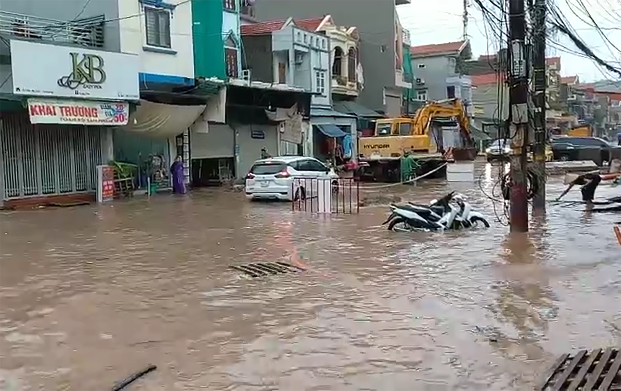 Du an o Ha Long thi cong cham tien do,  mua 20 phut la lut anh 1