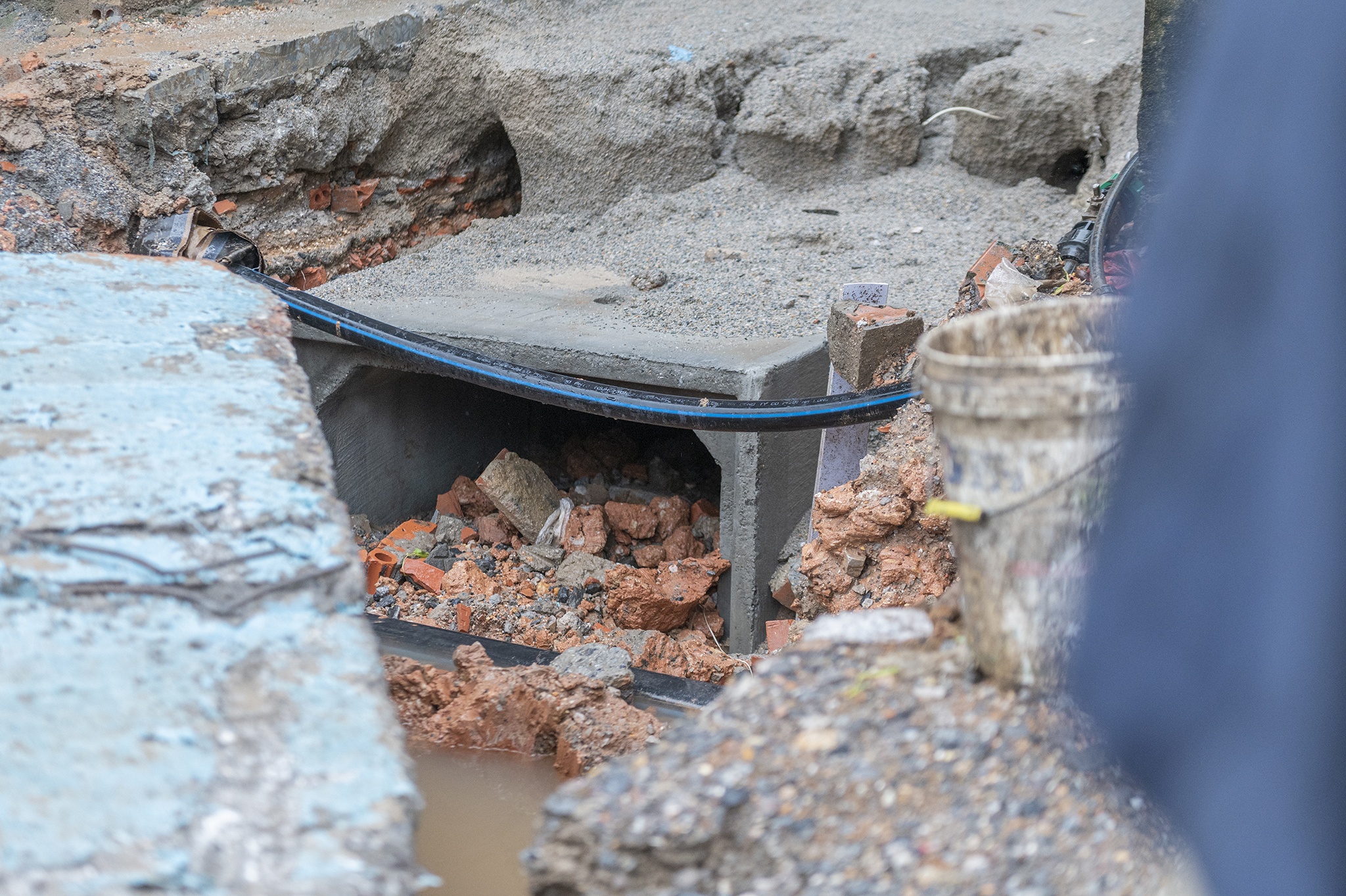 Du an o Ha Long thi cong cham tien do,  mua 20 phut la lut anh 4