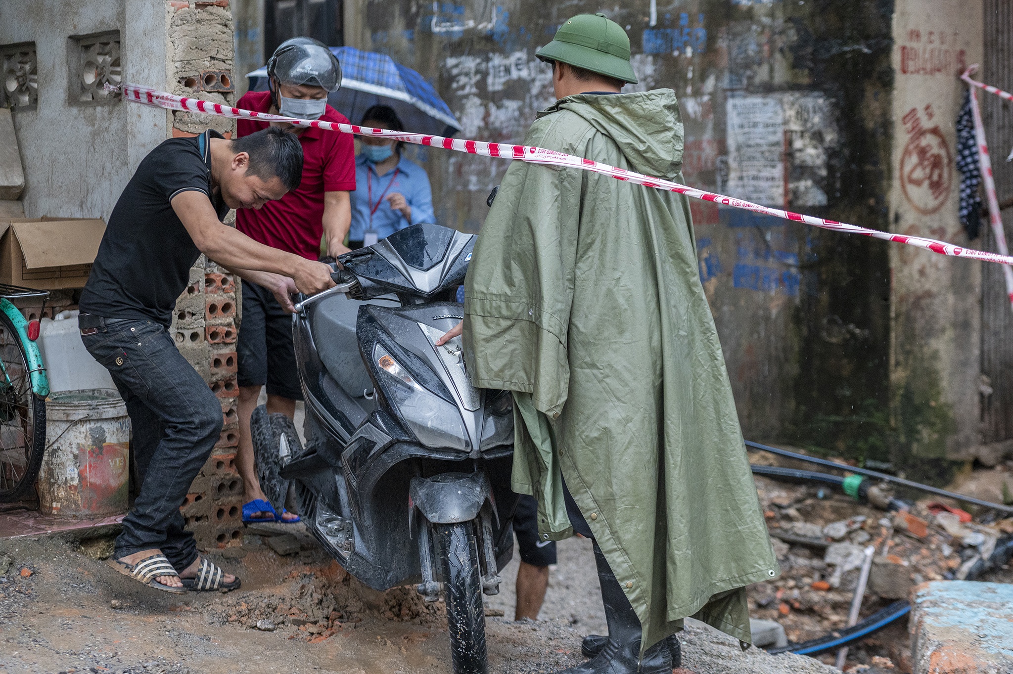 Du an o Ha Long thi cong cham tien do,  mua 20 phut la lut anh 11