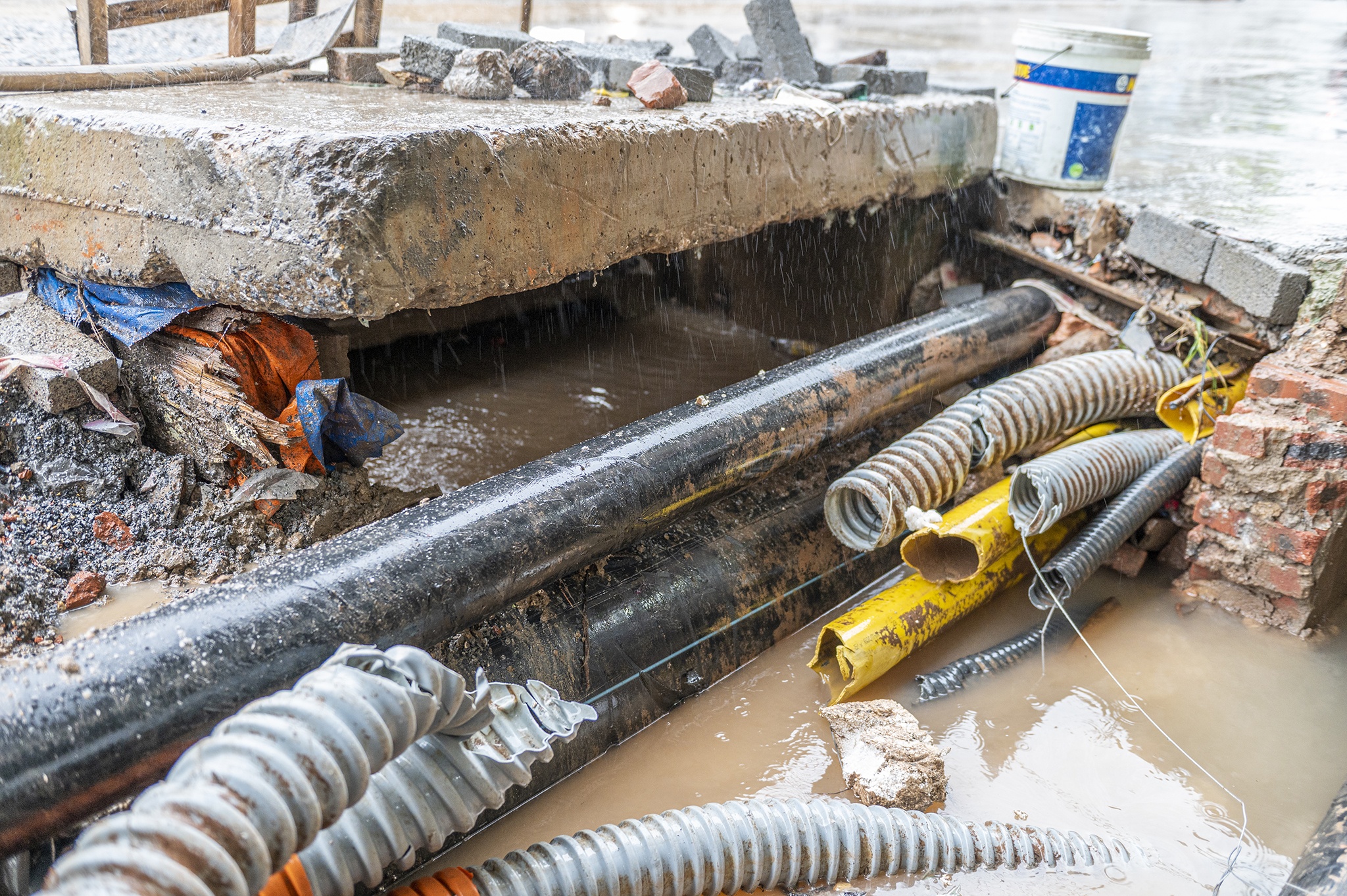 Du an o Ha Long thi cong cham tien do,  mua 20 phut la lut anh 3