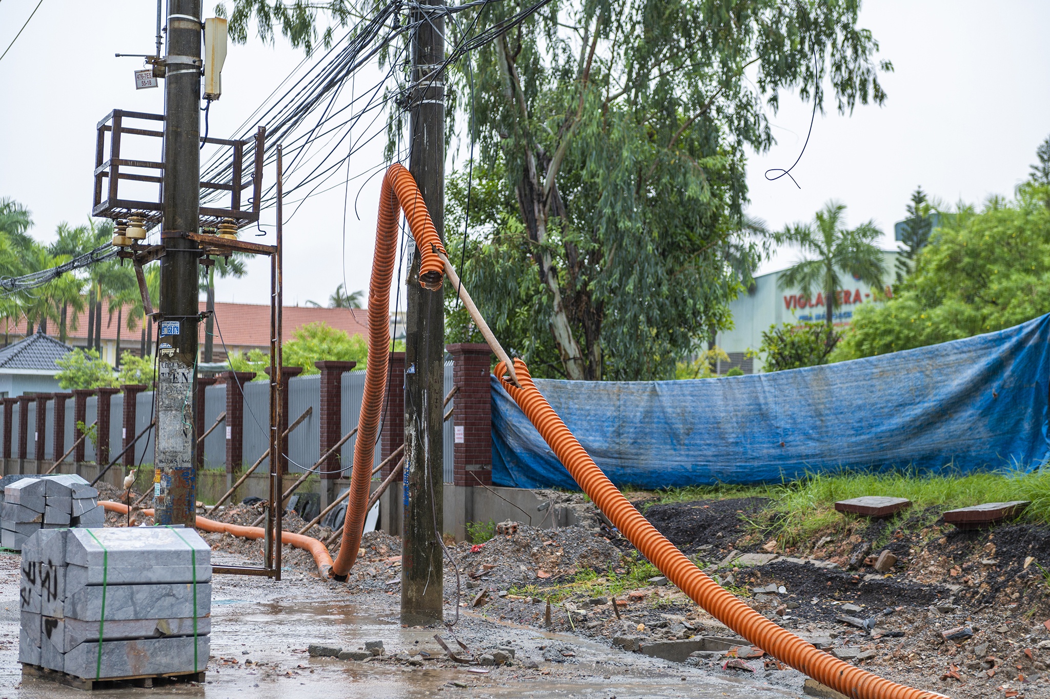 Du an o Ha Long thi cong cham tien do,  mua 20 phut la lut anh 6