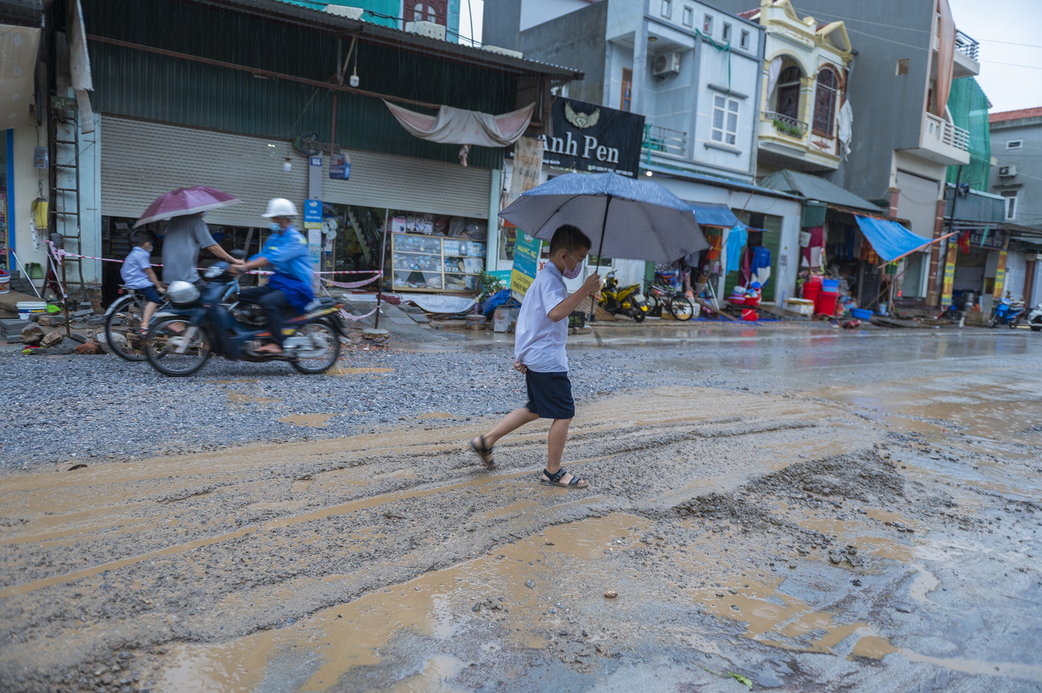 Du an o Ha Long thi cong cham tien do,  mua 20 phut la lut anh 8