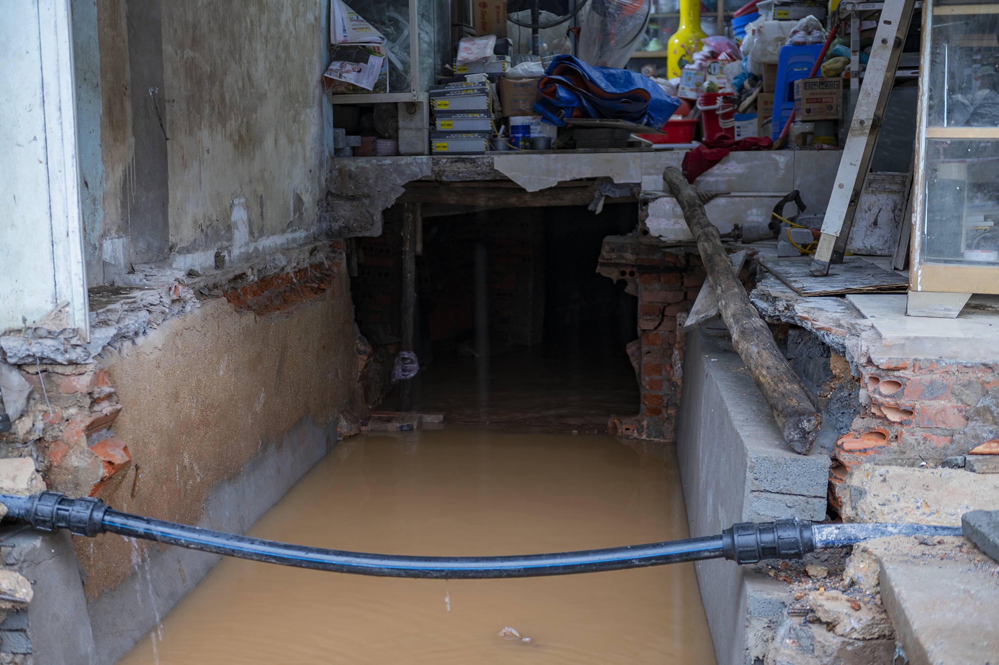 Du an o Ha Long thi cong cham tien do,  mua 20 phut la lut anh 2