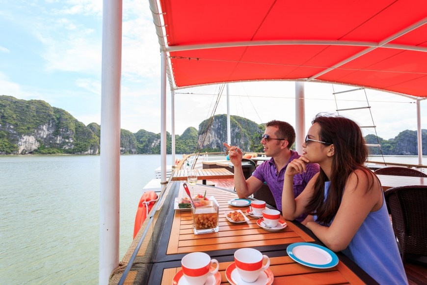Thi diem dich vu an uong tren tau du lich tham quan vinh Ha Long hinh anh