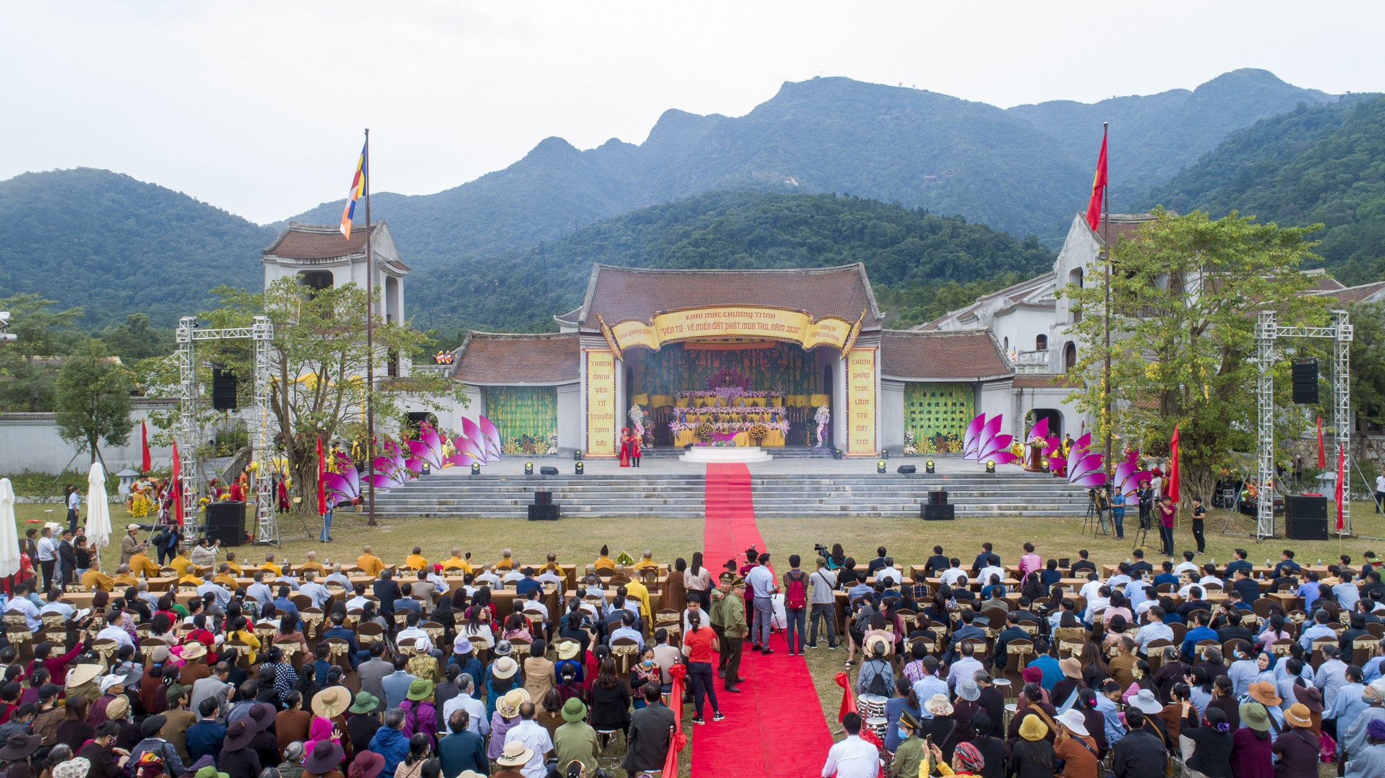 Don khach ngoai tinh tai dao Tuan Chau va di tich Yen Tu hinh anh