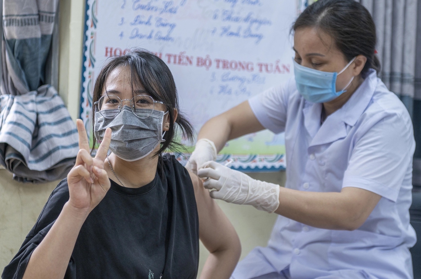 Quang Ninh tiem vaccine Covid-19 cho gan 120.000 hoc sinh hinh anh