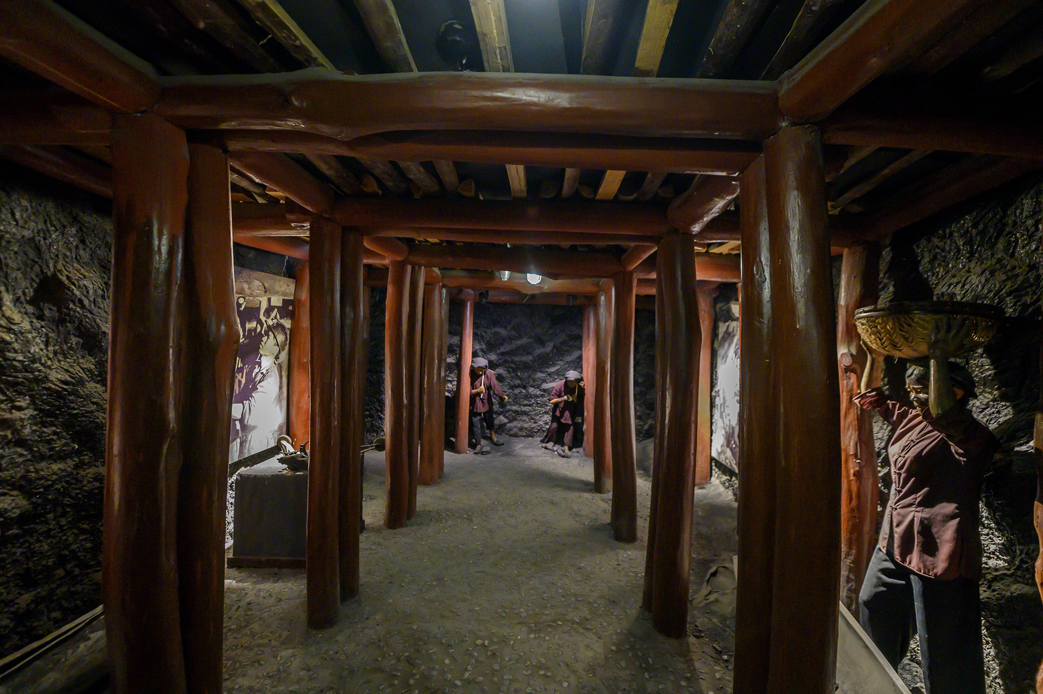 Quang Ninh,  vung mo,  hon gai,  nganh than,  Ha Long,  Hon Gai,  thuc dan Phap,  hien vat,  cong nhan,  cong nhan vung mo anh 9