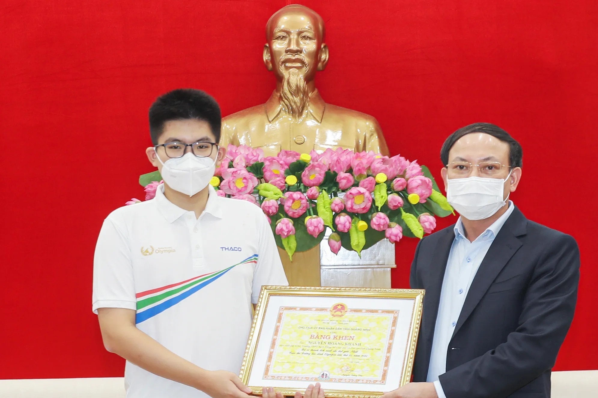 Bi thu tinh Quang Ninh tang bang khen nha vo dich Olympia 2021 hinh anh