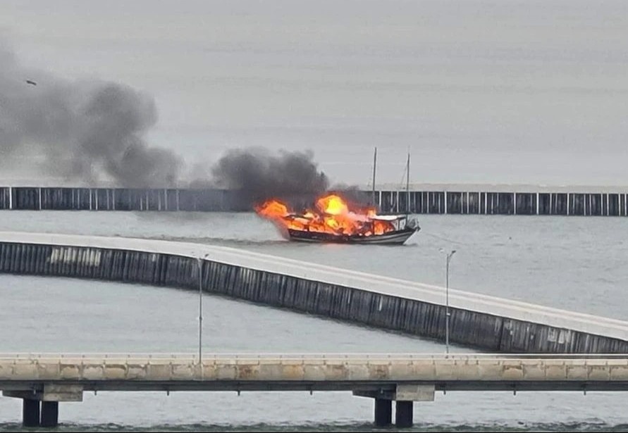 Hai tau du lich boc chay tren vinh Ha Long hinh anh