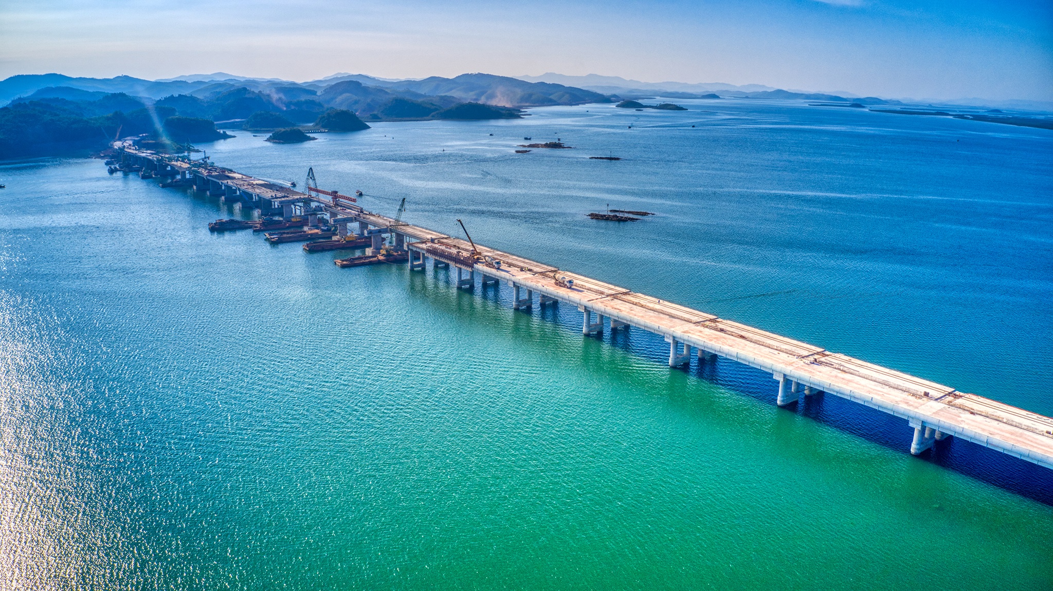 Cay cau vuot bien dai hon 1.500 m vua hop long o Quang Ninh hinh anh