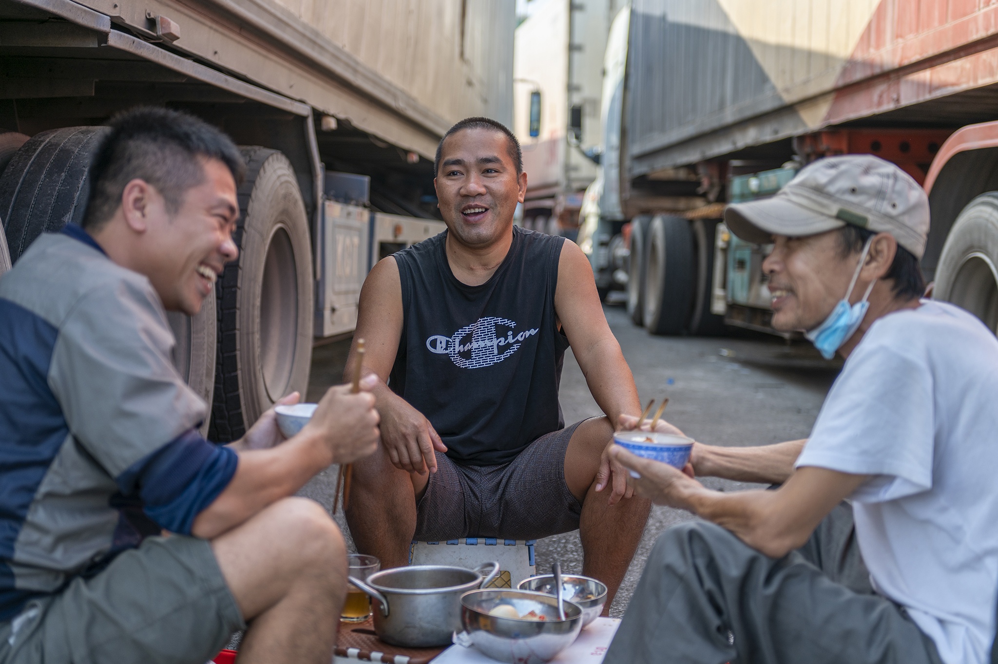 Mat tien trieu moi ngay de cho xuat hang o cua khau Mong Cai hinh anh