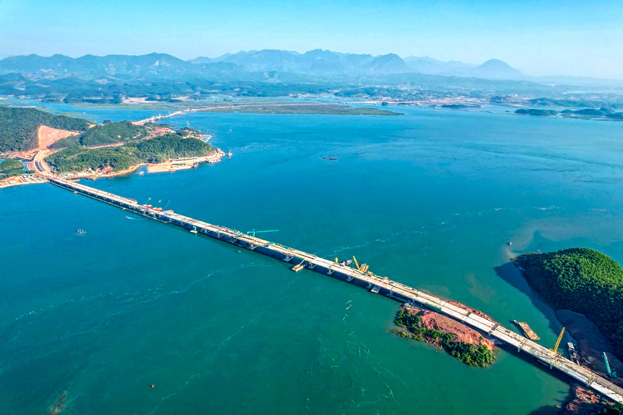 Quang Ninh,  thu  ngan sach,  GRDP,  xuat nhap khau,  dau tu,  hang hoa,  kinh doanh,  GDP,  tang truong,  thu nhap nguoi dan anh 4