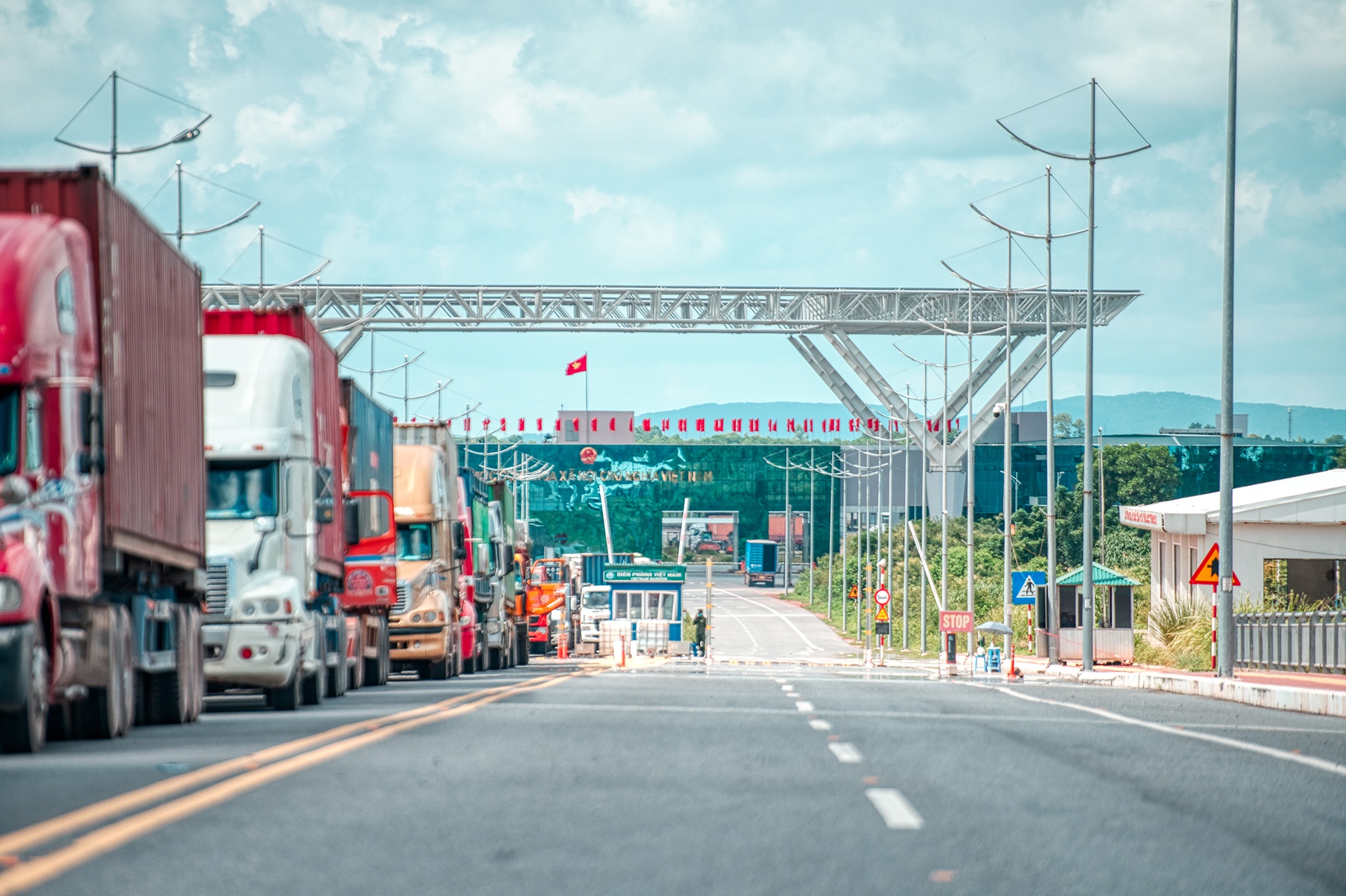 Quang Ninh but pha vuon len dung thu 2 GRDP binh quan toan quoc hinh anh