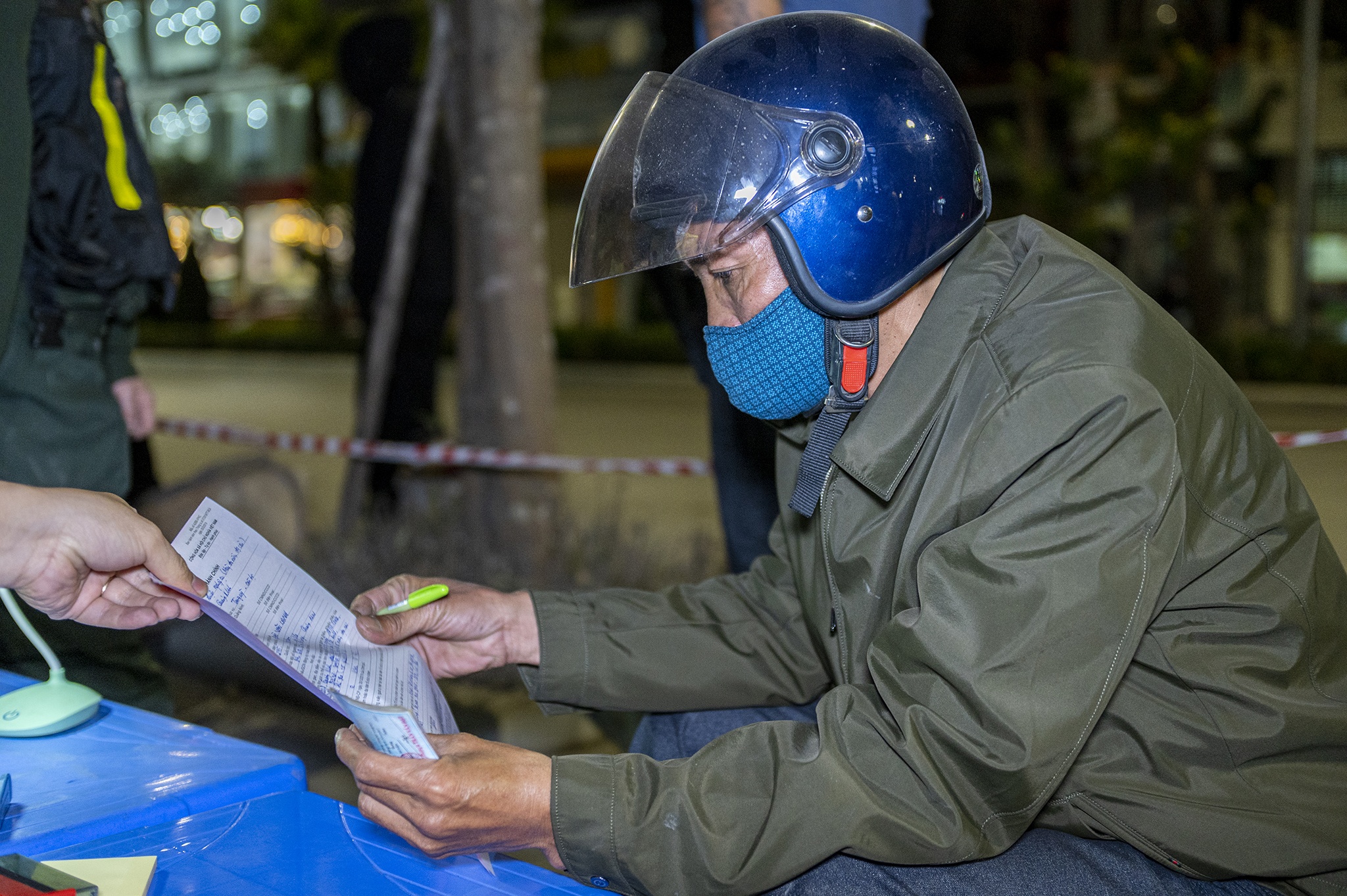 Bi tuoc giay phep lai xe 2 nam sau bua nhau voi ban hinh anh