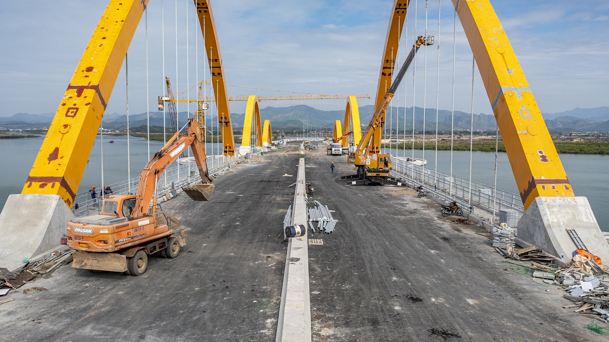 Cau Cua Luc 2.100 ty truoc ngay thong xe hinh anh