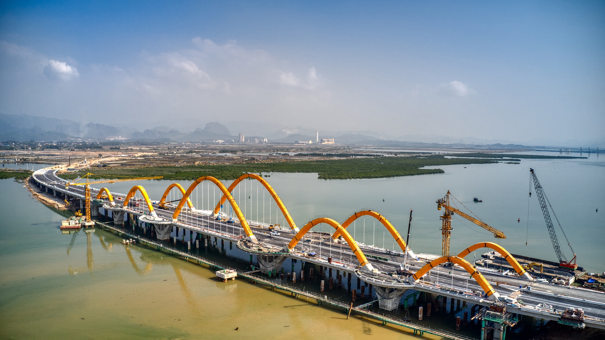 Quang Ninh tam hoan khanh thanh cau Cua Luc 1 de chong dich hinh anh