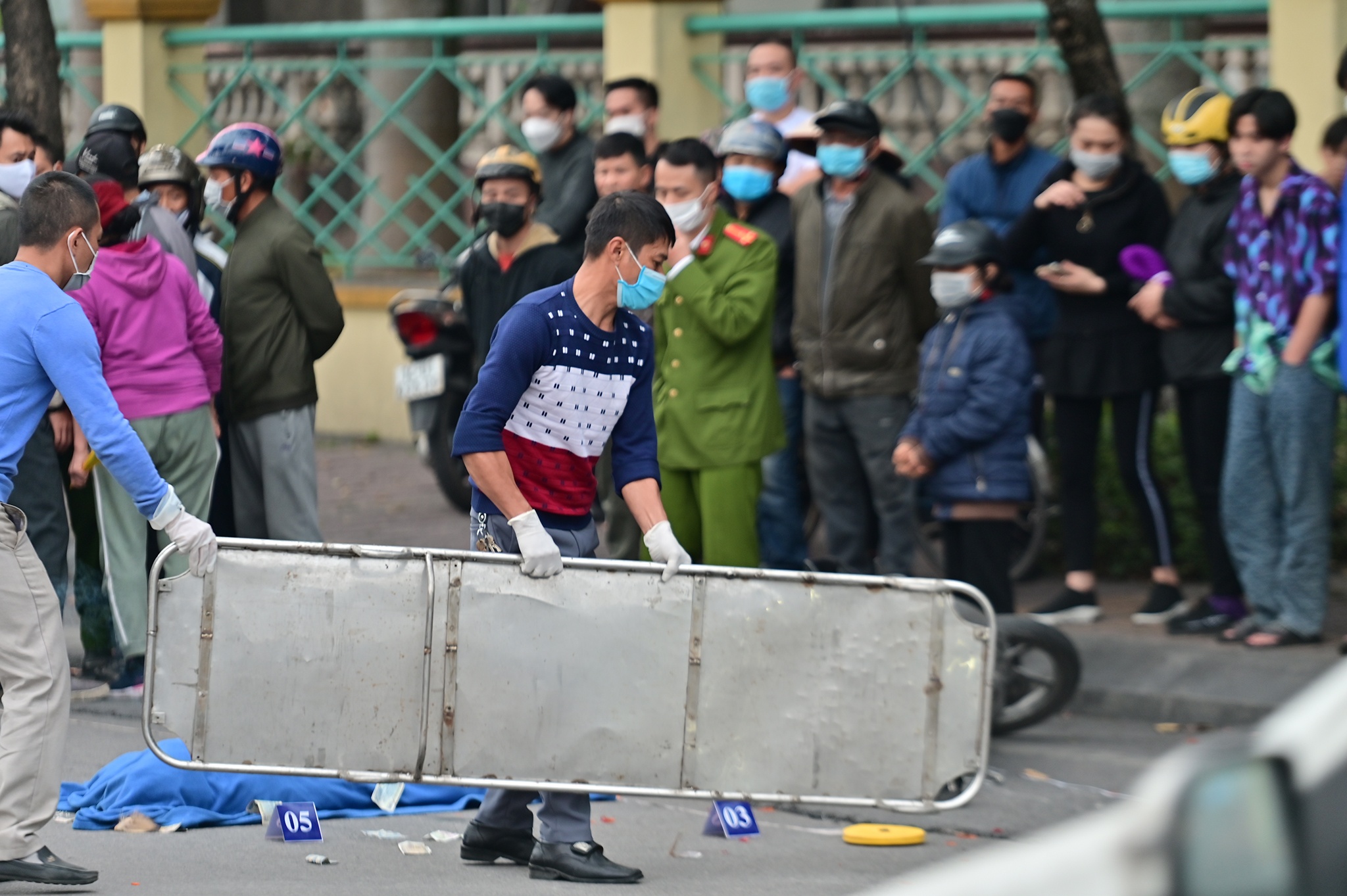 Oto can be gai 8 tuoi tu vong hinh anh